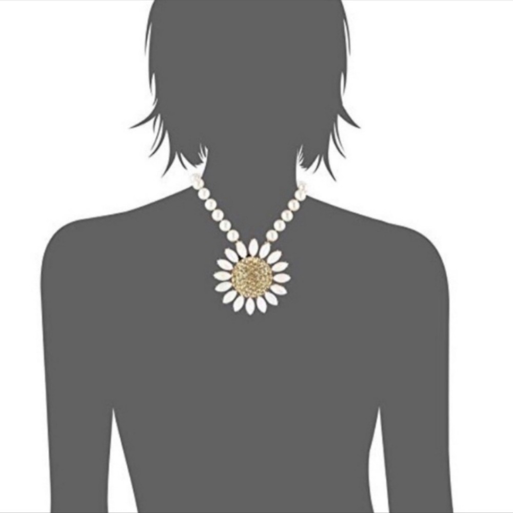 BETSEY JOHNSON RARE Large WHITE Petals Daisy & Pearls Necklace w/Earrings NWT - Picture 16 of 16